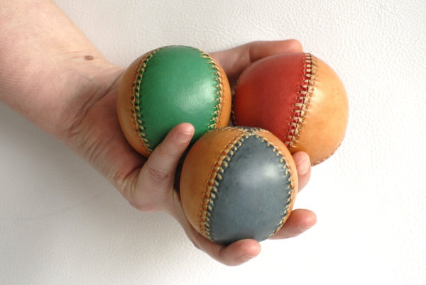 3 pelotas de malabares en cuero bicolor 65mm, Pelotas de malabares pintadas a mano, Malabares artesanos, Malabares para ferias medievales
