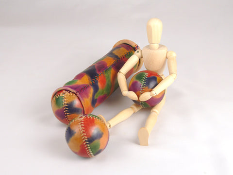 3 Bolas de malabares de cuero colores aleatorios del arco iris y estuche a juego. Juego de bolas de malabares hecho a mano y estuche. 65mm.