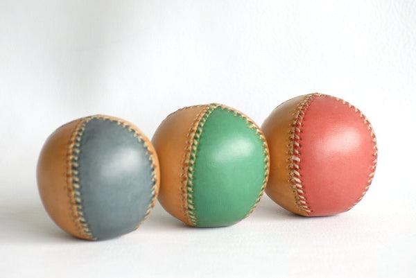 3 pelotas de malabares en cuero bicolor 65mm, Pelotas de malabares pintadas a mano, Malabares artesanos, Malabares para ferias medievales