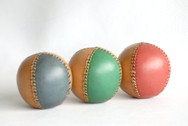 3 bicolor leather juggling balls, 65mm, Juggling balls, Leather balls, Professional jugglers.
